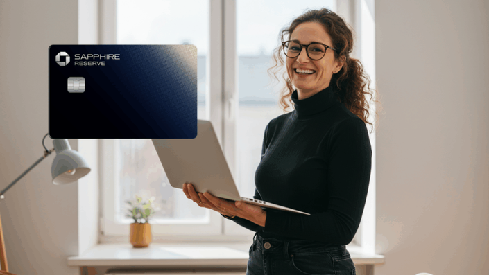 Mujer sonriente sosteniendo una laptop frente a una ventana, con una tarjeta Chase Sapphire Reserve flotando a la izquierda.