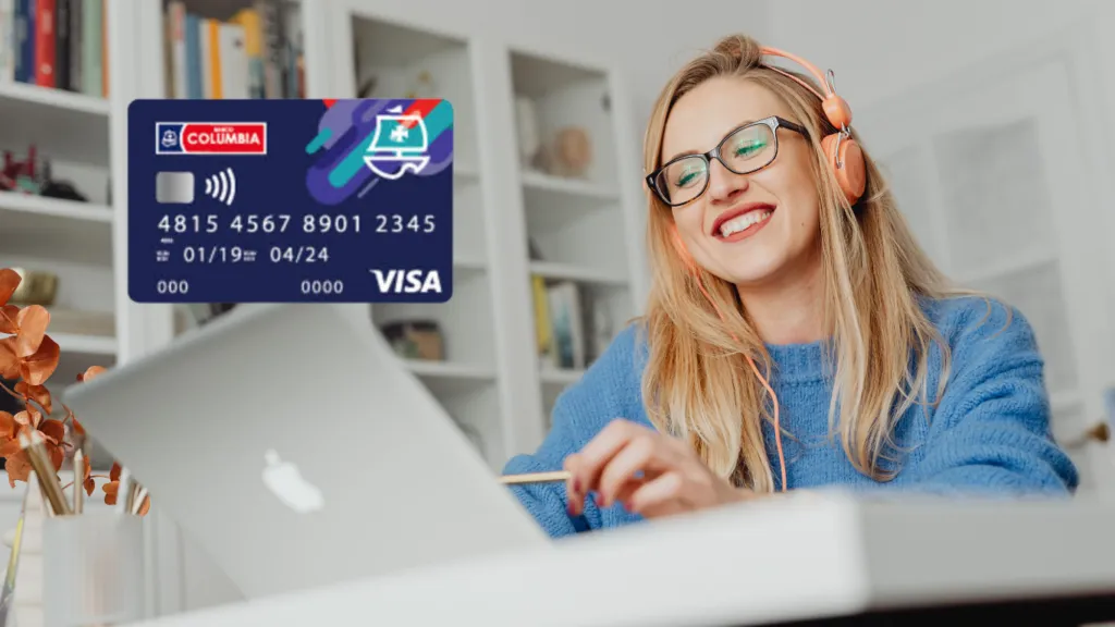 Mujer sonriente con auriculares usando su computadora portátil