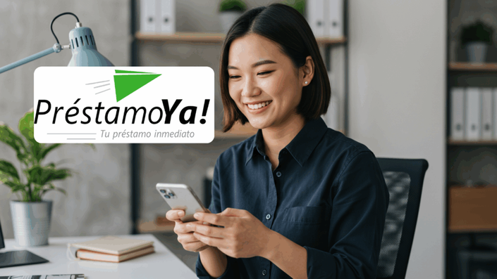 Mujer joven sonriendo mientras utiliza su celular en una oficina organizada y moderna. En el lado izquierdo, aparece el logotipo de PréstamoYa! con un avión de papel verde y el lema 'Tu préstamo inmediato
