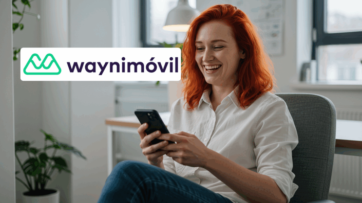 Mujer pelirroja sonriendo mientras usa su celular en una oficina iluminada. A la izquierda se muestra el logotipo de Waynimóvil.