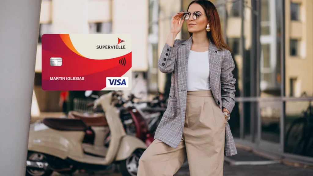 Mujer vistiendo un blazer a cuadros y pantalón beige, ajustándose las gafas de sol mientras camina al aire libre