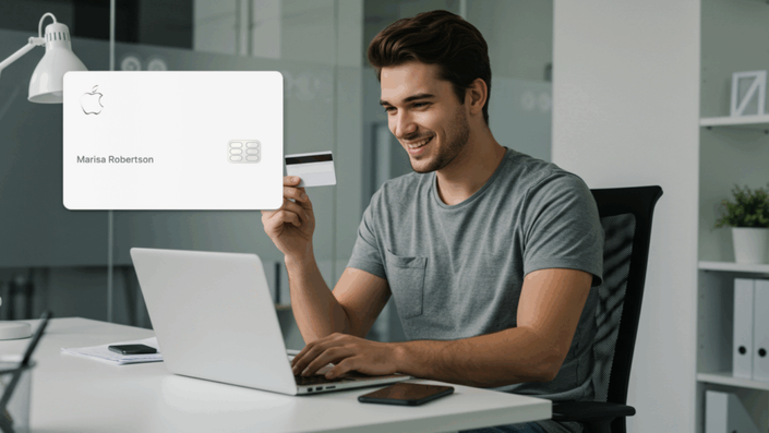 Hombre joven sonriente trabajando en una computadora portátil en una oficina moderna, sosteniendo una tarjeta de crédito. A la izquierda, aparece una tarjeta Apple Card con el nombre Marisa Robertson.