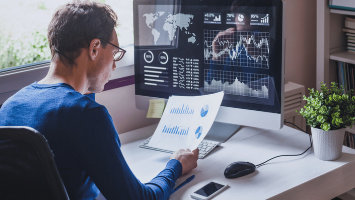 Persona analizando gráficos y datos sobre fintech en Argentina, mostrando el análisis y la toma de decisiones en plataformas digitales.