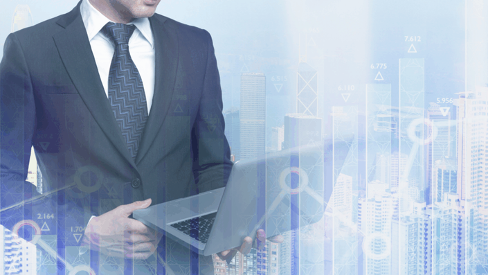 Hombre de traje sosteniendo una notebook, con gráficos financieros y edificios de fondo, representando el análisis y la gestión de fondos comunes de inversión en Argentina.