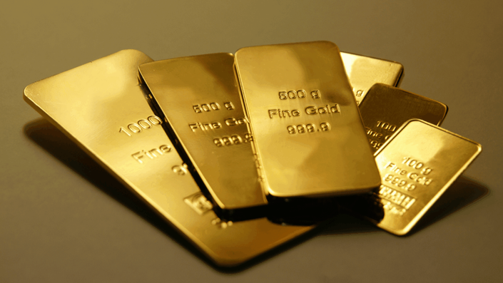 Lingotes de oro puro apilados, representando seguridad y estabilidad para quienes quieren invertir en oro desde Argentina.