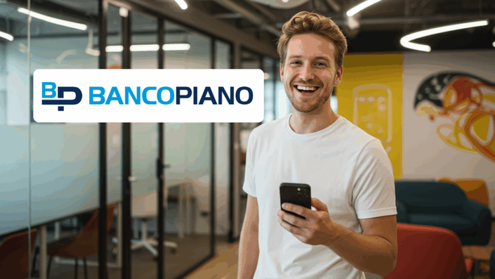 Hombre sonriente sosteniendo un teléfono móvil, con el logo de Banco Piano flotando sobre él, en un entorno de oficina moderna.