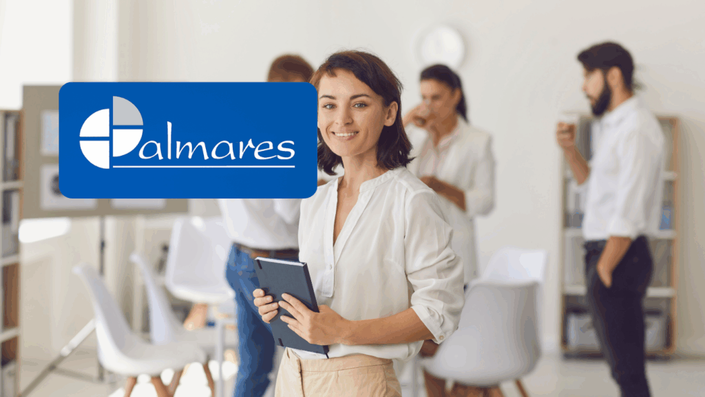 Mujer sonriente con una libreta en la mano, en un espacio de oficina moderno y bien iluminado, con compañeros al fondo conversando. A la izquierda, se encuentra el logotipo de "Palmares" sobre un fondo azul.