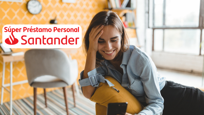 Una mujer joven con una blusa azul claro y una pulsera está recostada en un sillón amarillo, sonriendo mientras mira su teléfono móvil. El fondo muestra una sala con decoración moderna, un reloj en la pared y una gran ventana con luz natural.