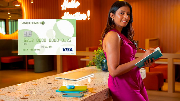 Mujer escribiendo en una libreta con una tarjeta de crédito de Banco Comafi visible en la parte superior izquierda, en un ambiente moderno y colorido.